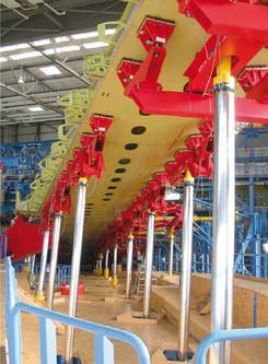 Entire-frame fatigue testing plant for testing an airplane